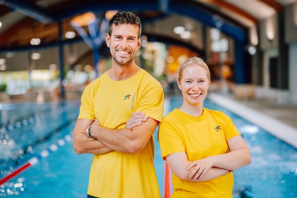 Zwei Mitarbeitende des Sportparks stehen vor dem Schwimmbad