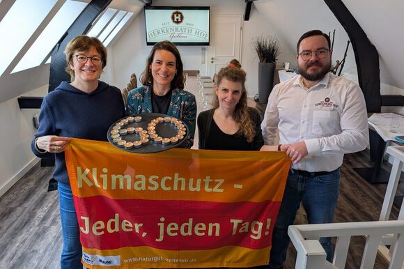 Britta Demmer (NaturGut Ophoven), Ella Schabram (Stadt Leverkusen), Lucia Riemenschnitter (Museum Morsbroich) und Michael Pfingst (Herkenrath Hof) stellen Leverkusens Aktionen zur Earth Hour vor.