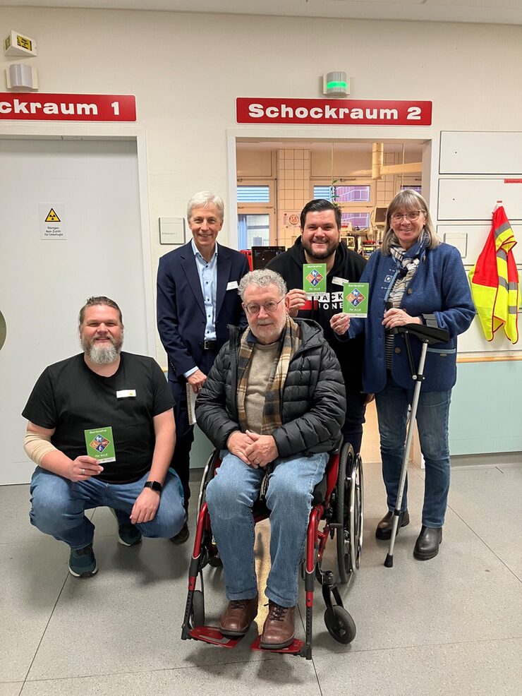 Fünf Personen stehen vor der zentralen Notfallambulanz des Klinikums Leverkusen